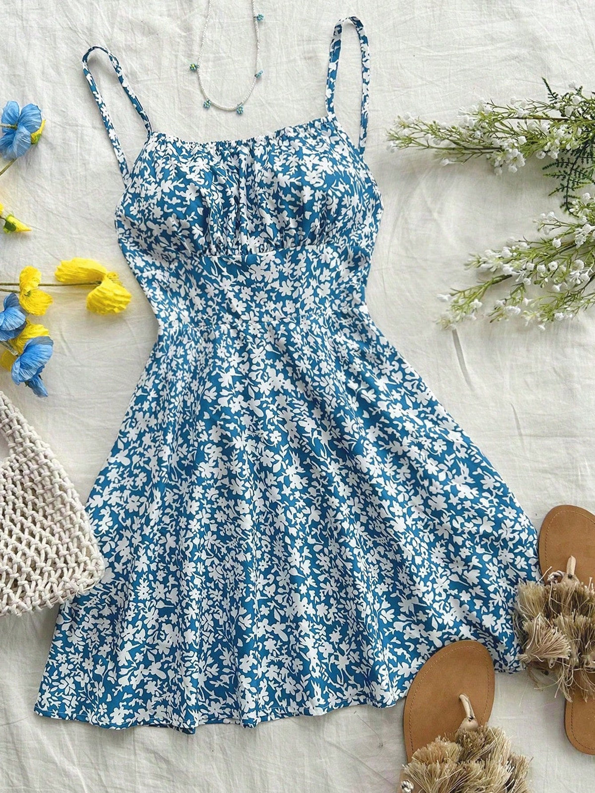 Vestido Curto Estampado com Alças Finas e Cintura Marcada