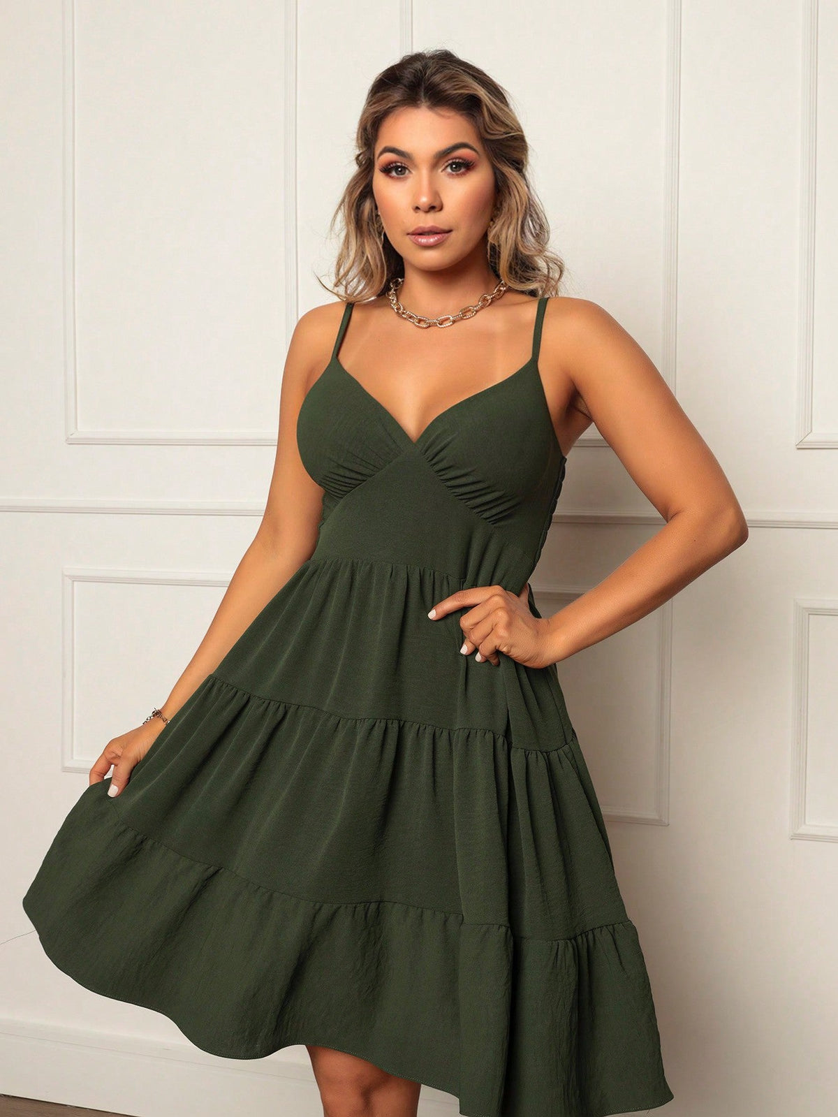 Vestido Midi com Decote em V e Saia em Camadas Soltinhas