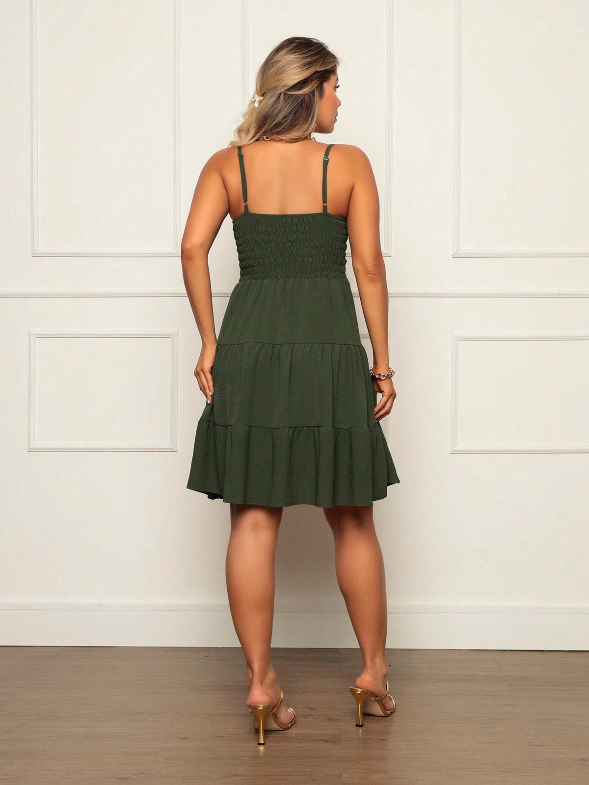 Vestido Midi com Decote em V e Saia em Camadas Soltinhas